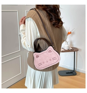 Mini sac à main chat rose pour étudiantes porté par un mannequin dans un salon