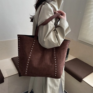 Grand sac cabas en daim marron avec rivets argentés et bandoulière spacieuse vintage