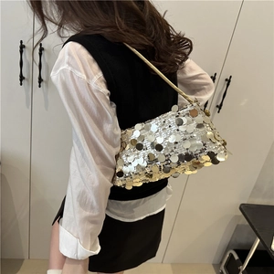 Sac sous le bras à paillettes avec chaîne dorée présenté sur mannequin en argent et or