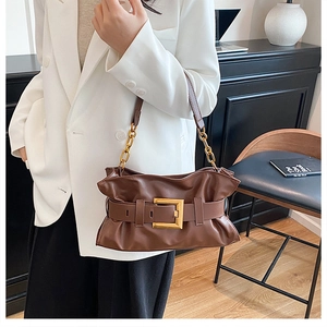 Détail du sac nuage plissé en cuir marron avec boucle dorée et bandoulière chaîne
