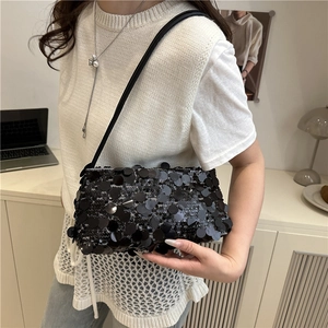 Sac sous le bras chic à paillettes noires avec un design rectangulaire minimaliste