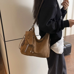 Grand sac cabas en daim marron avec poches latérales et pochette amovible assortie
