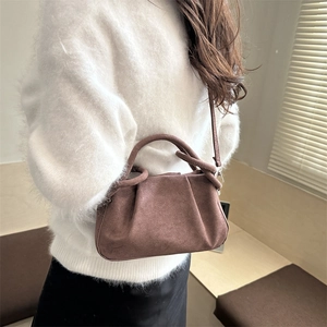 Sac bandoulière en daim plissé marron avec poignées rondes en forme de nuage pour femme