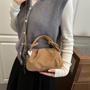 Sac à main plissé en daim marron pour femme avec pendentif cœur et foulard décoratif
