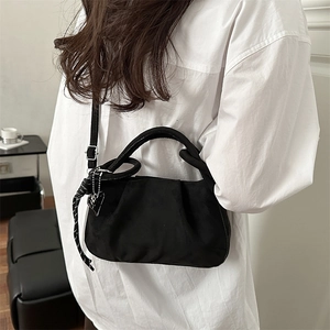 Sac à main plissé rétro noir avec pendentif coeur et bandoulière élégante