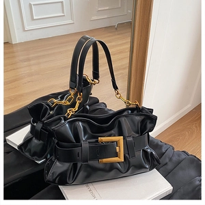 Détail du sac fourre-tout en cuir plissé noir avec boucle dorée et grosse chaîne