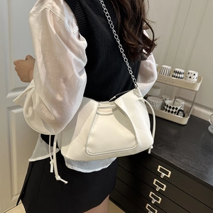 Borsa a spalla bianca in pelle PU con catena d'argento e dettagli plissettati