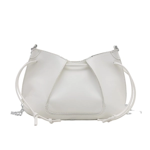Mini borsa a secchiello bianca con pieghe, catena d'argento e chiusura a coulisse