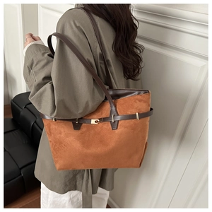 Detailansicht der großen Shopper-Tasche mit braunen Trägern an einem Modell