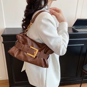 Grand sac fourre-tout en cuir marron avec boucle dorée et bandoulière en chaîne métal