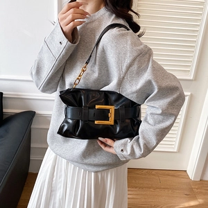 Sac fourre-tout chic en cuir plissé noir avec boucle de ceinture et bandoulière chaîne