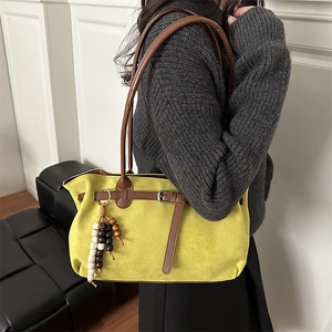 Minimalistische ingwerfarbene Wildleder-Tote-Bag mit Holzperlen und braunen Lederriemen