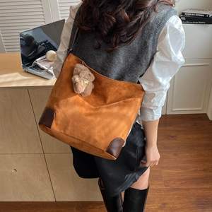 Grand sac cabas en suédine caramel avec garniture en cuir et pendentif ours porté