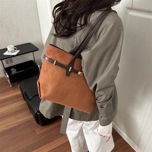 Retro-Shopper aus Wildleder in Karamell mit Lederriemen an einem Modell präsentiert