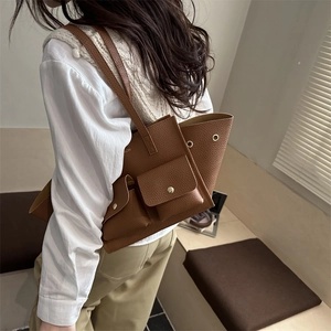 Borsa tote marrone trama litchi con tasche anteriori per il pendolarismo quotidiano