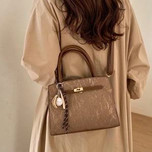 Petit sac carré marron texturé avec breloques de baseball et bandoulière