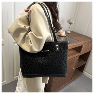 Gros plan sur le sac cabas léopard noir avec sa plaque en métal doré Fashion stylée
