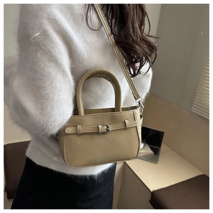 Vue arrière d'un mannequin portant un sac bandoulière chic en cuir PU beige et pull blanc