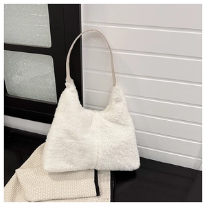 Gros plan sur un sac cabas en peluche blanche avec fausse fourrure douce et bandoulière