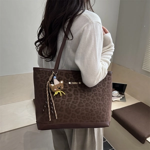 Sac fourre-tout à imprimé léopard avec pendentif ours et plaque logo pour femme