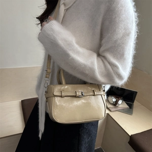 Petit sac carré minimaliste en cuir verni beige avec bandoulière réglable pour femme