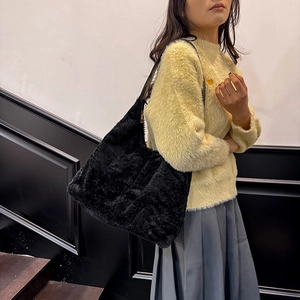 Sac fourre-tout tendance en peluche noire à grande capacité porté à l'épaule