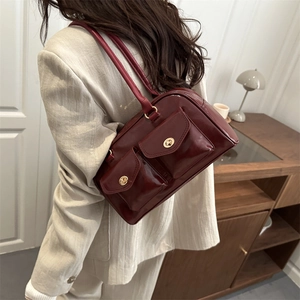 Sac sous le bras rouge foncé brillant avec deux poches et boucles en métal chic