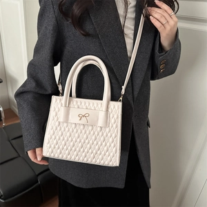Sac bandoulière matelassé blanc crème chic avec nœud doré pour les femmes modernes