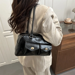 Sac bandoulière rétro noir en similicuir avec deux poches et ferrures dorées