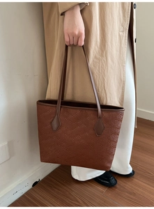 Détail du grand sac cabas marron avec texture tressée et bandoulière de qualité supérieure