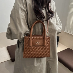 Sac bandoulière carré marron matelassé avec fermoir nœud doré et bandoulière en cuir