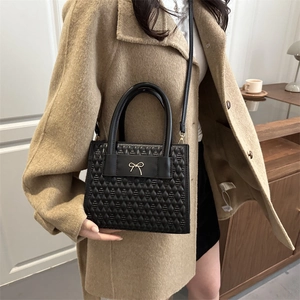 Sac fourre-tout noir matelassé chic avec nœud doré et bandoulière amovible