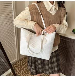 Détail du sac cabas blanc avec texture gaufrée et fines bretelles en cuir souple