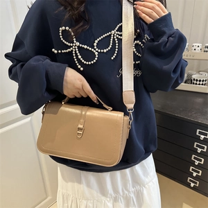 Sac bandoulière chic en similicuir beige avec large sangle et boucle dorée élégante