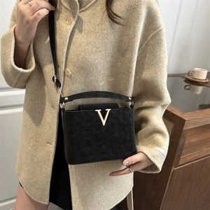 Sac à bandoulière noir mat avec boucle en métal V dorée et sangle réglable élégante
