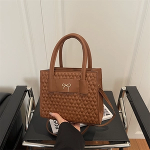 Quilted Tote Bag Metal Bow PU Leather Handbag Square Crossbody Bag Single Shoulder Purse Daily Commute Street Style Bag