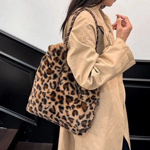 Sac fourre-tout minimaliste en fausse fourrure léopard avec bandoulière tressée pour femme