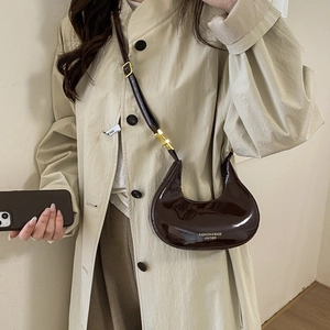Sac hobo demi-lune en cuir verni marron foncé avec bandoulière pour femmes