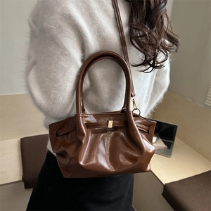 Sac seau plissé marron brillant chic avec boucle dorée et bandoulière réglable femme
