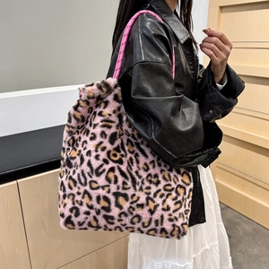 Sac fourre-tout en fausse fourrure léopard rose avec anses tressées et tenue chic