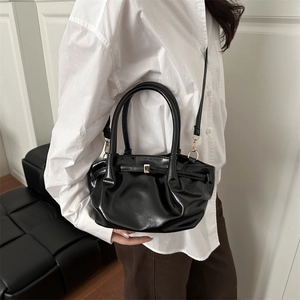 Sac seau chic en cuir brillant noir avec texture plissée et boucle dorée élégante