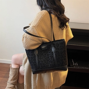 Minimalistische große Tote Bag mit Leopardenmuster und schwarzen Lederriemen