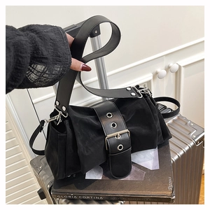 Detailansicht schwarze Baguette-Tasche mit breitem Ledergürtel und Silberschnalle