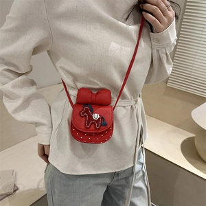 Mini sac bandoulière rouge enfant avec nceud et broderie poney porté par mannequin
