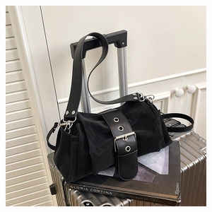 Schwarze Schultertasche aus Wildleder mit Falten, Metallschließe und breitem Riemen