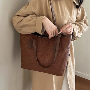 Grand sac cabas marron à relief crocodile avec doubles anses pour un style élégant