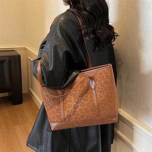 Stylische große Damen-Einkaufstasche mit Leopardenmuster und braunem Ledergriff