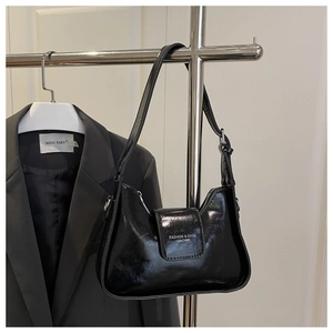 Détail du sac sous l'aisselle en cuir verni noir avec lettrage blanc Fashion & Bags