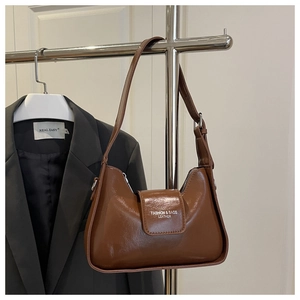 Détail du sac bandoulière en cuir PU brillant marron foncé avec boucle métallique