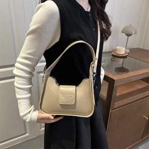 Sac baguette minimaliste en cuir beige avec fermoir en métal et bandoulière réglable